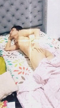 古いビデオ、誰かが裸で寝ている私を撮影し、私のペニスが勃起するパート1 フェムボーイの勃起ペニス