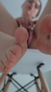 Sexy young raakt haar natte poesje aan terwijl ze aan haar vriend denkt - solo masturbatie