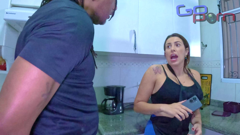 Go Porn: La Criada Intenta Complacer Al Americano Y Le Folla Caliente...
