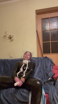 2 latexové kombinézy a 5 minut v plastovém sáček