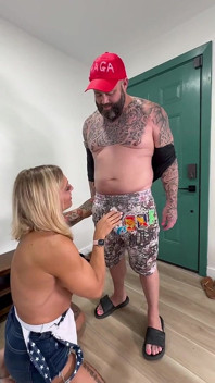 Rubia trans con grandes tetas engaña a Maga Man