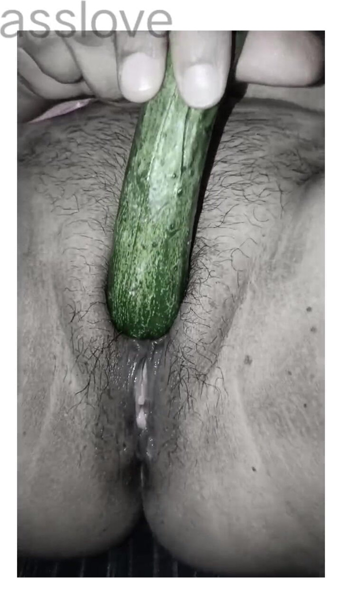 Asslove: Огурец в задницу подруги