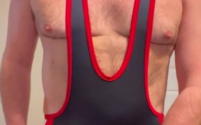 Grant Acres: Papai goza em um singlet