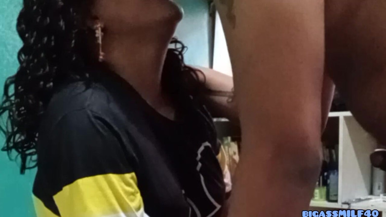 BigassMILF40: Accidenti, il figliastro di mio marito mi scopa così bene,...