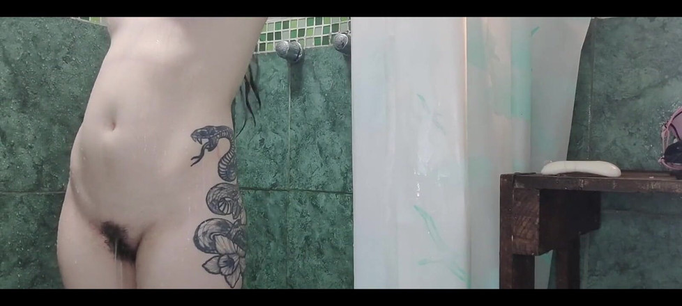 RavenHearth666VIP: Drobná potetovaná dívka ve sprše a myje si vlasy