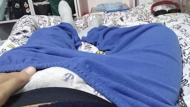 qaz11: Masturbación con la mano en cam-380