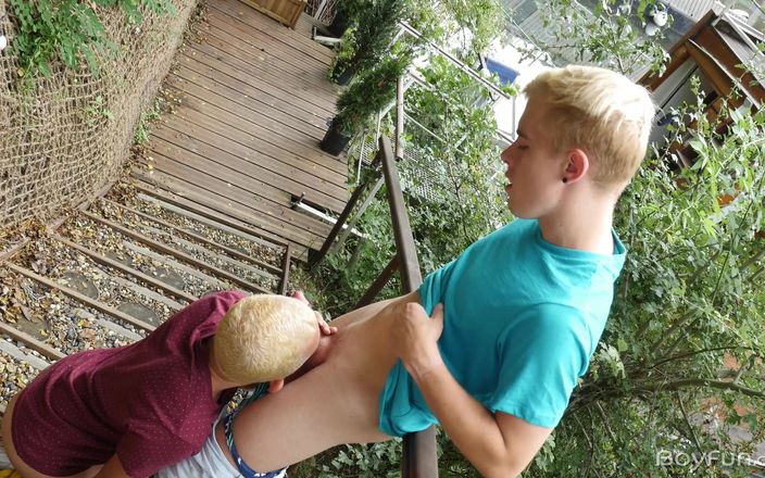 Boyfun: Smooth 18 Yo Twink có cặp mông to của anh ấy bị...