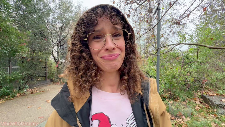 VibeWithMommy: 間違ったミッシーは博物館への遠足でランダムな学生をファック