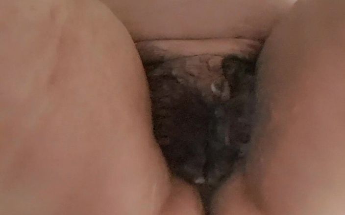Mommy big hairy pussy: 털이 무성한 보지가 오줌을 털어내다