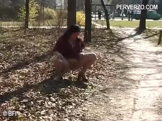 Pissing Girls: Awek nakal berkencing di luar rumah - DVD