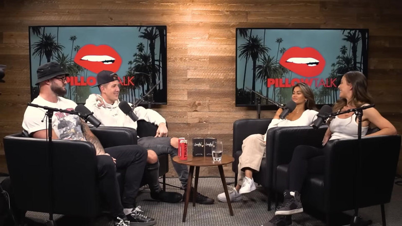 Pillow Talk: شيري ديفيل تتواصل مع سارة روز في استوديو البودكاست