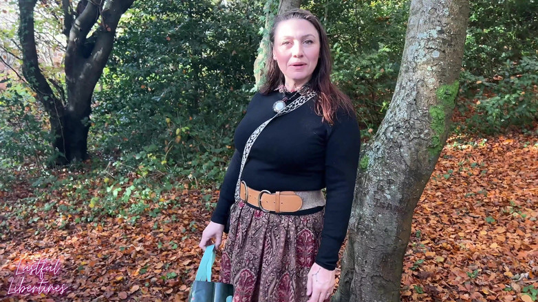 Lustful Libertines: Nakukování učitelky čůrá v lese