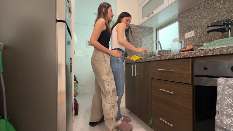 scarlettandc: Tribbing yang membasahi vagina lesbian