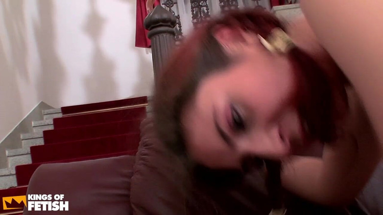 Kings Of Fetish: Geile tiener masturbeert met een speeltje terwijl een kerel haar...
