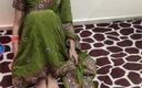 Saara Bhabhi: Hindi seksverhaal rollenspel - Indische hete stiefmoeder heeft seks met stiefzoon...
