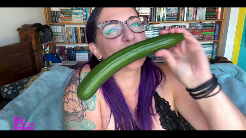 Princess Poppy: Me fodendo com pepino