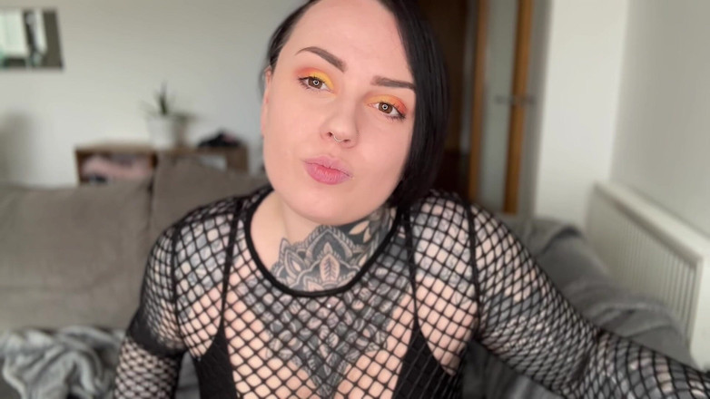 Miss Valentina: Une grosse bite se fait évaluer