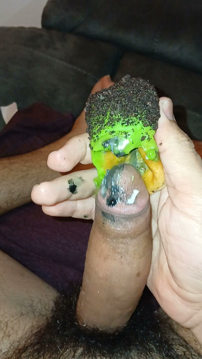 Alexander33324: Menikmati donut dengan hiasan Haloween.
