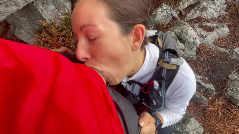 Dazzlingfacegirl: Menghisap zakar orang asing di hutan dan menelan air maninya