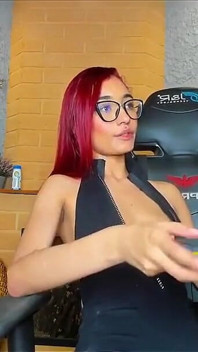 Latina dengan cawan badan seksi menggoda dan mahu dikongkek oleh semua orang pada kamera