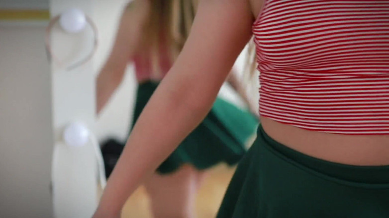 Loly Lola: Nena regordeta muestra agujeros en cámara