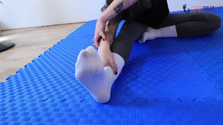Czech Soles - foot fetish content: Bohyně bílých ponožkách v tělocvičně