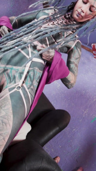 Tattoo-model livestream mit analer masturbation
