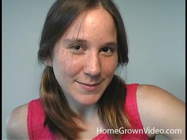 Homegrown Video: Alexia vystříkaná do své chlupaté kundičky
