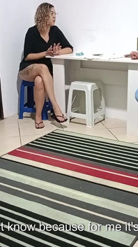 Un esposo con deudas se escapó de casa y dejó a su esposa sola con el tiburón del préstamo.