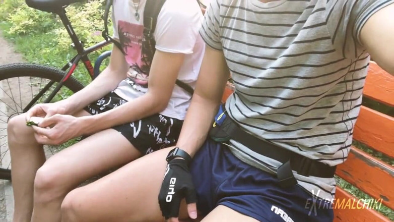 Extremalchiki: Esibizione del cazzo in spiaggia