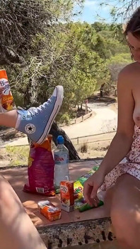 Piknik z dziewczyną, śmieci wszędzie i siusiu na stole!