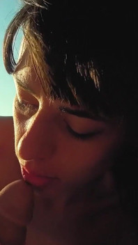 Pipe incroyable sur la plage - beaucoup de sperme sur mon visage
