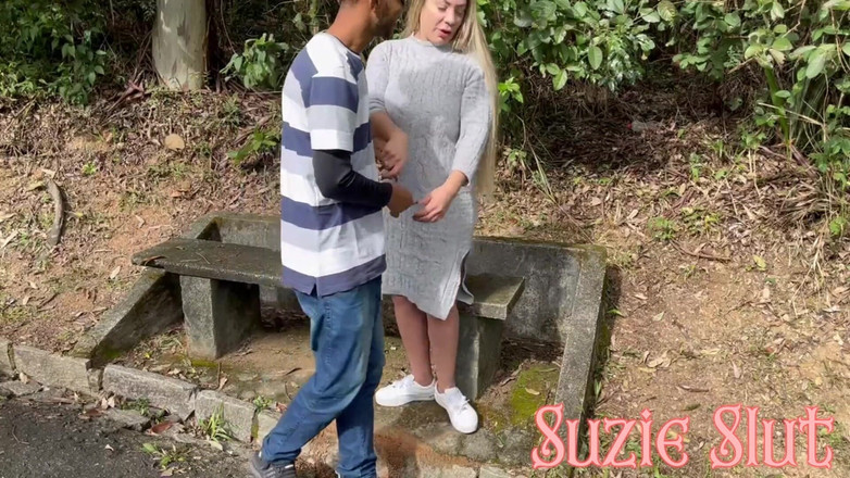 Suzie Hard Anal: 공원에서 배다른 아들의 친구를 비밀리에 만나러 갔어
