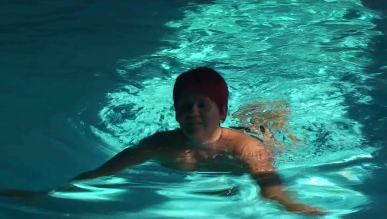 Anna Devot: Anndevot - înoată goală în piscină