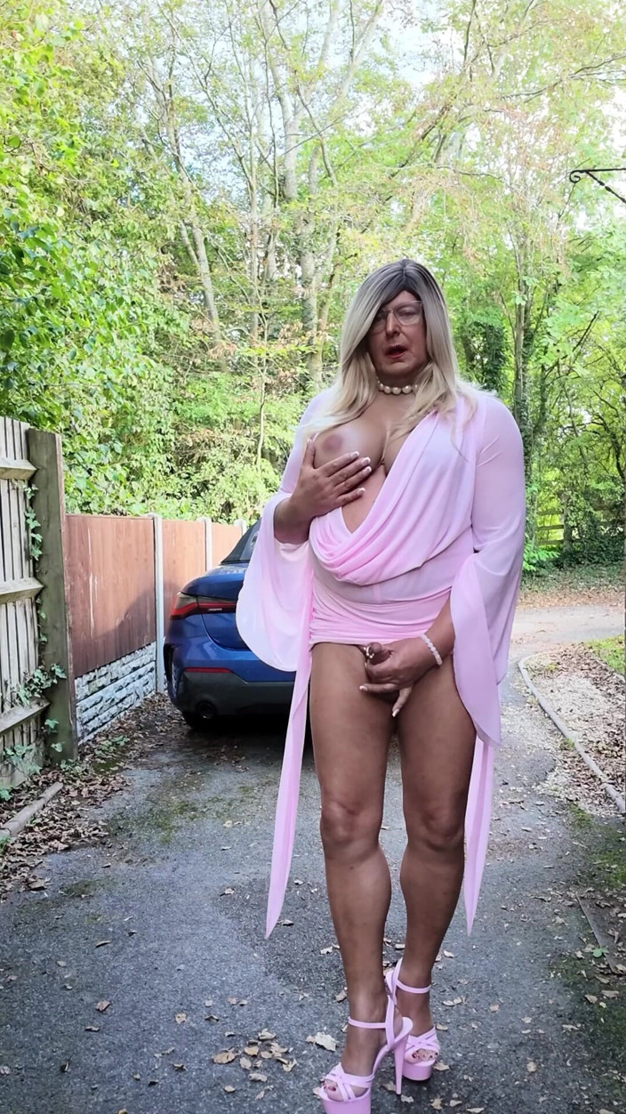 Kellycd2022: Crossdresser seksi Kellycd2022 dalam pakaian merah jambu seksi saya dan...