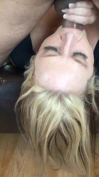 Une femme squirte dans son pantalon en s’étouffe