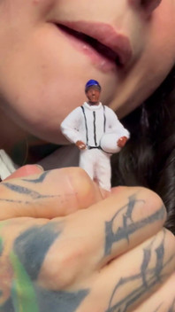 The Giantess se apaixona por você e usa você para fazer bunda pra boca com seu corpo pequeno