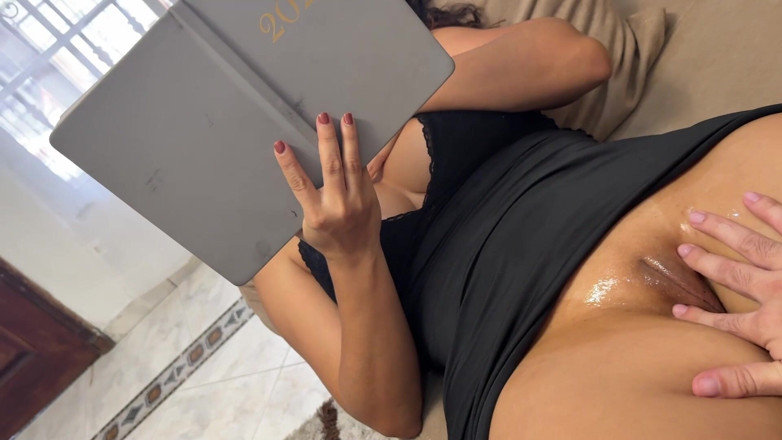 SENSESEX: Alla matrigna piace essere massaggiata durante la lettura