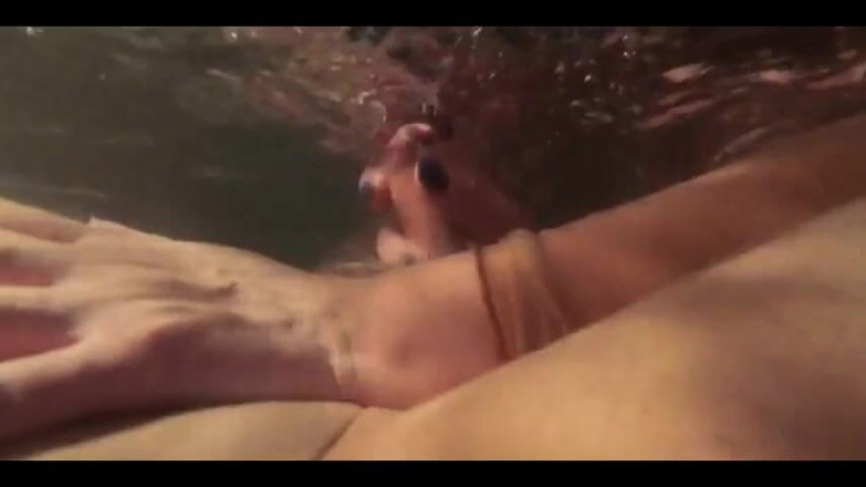 KarmenMilf: 물속에서 빨고 싶어하는 새엄마