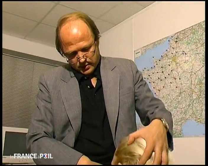 French Family Secrets: Una giovane ragazza bionda fa la parte di una ragazza...