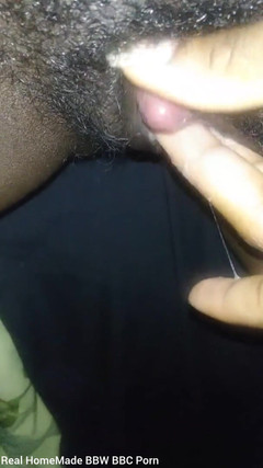 Super sexy ebony cuties: Záběr zblízka na Hlazení mé velké klitoris chlupaté mokré kundičky