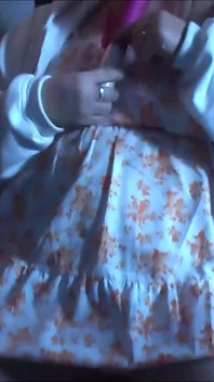 Lexie กลับห้องพักโรงแรมพร้อมของเล่นชิ้นใหม่