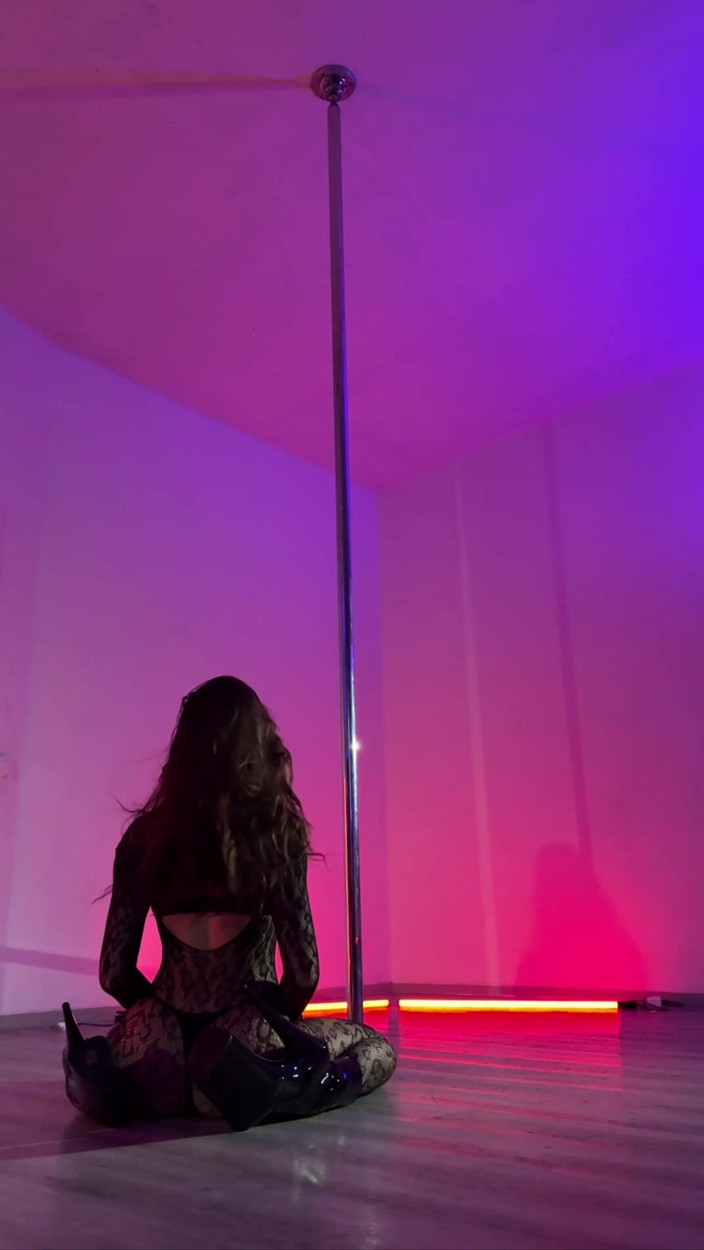 Skinny_lady69: Direk dansı giantess