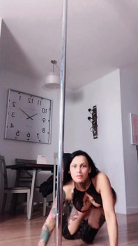 Oturma odamda direğin üzerinde dans ediyor