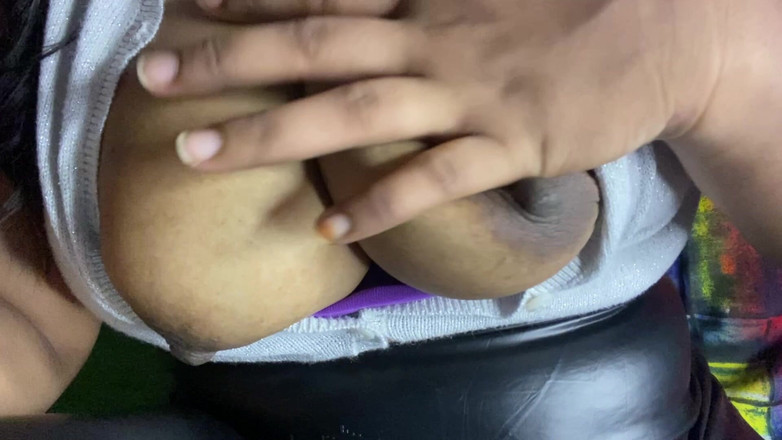 Angoori: おっぱいのインドの女の子とマンコの手マンを披露する