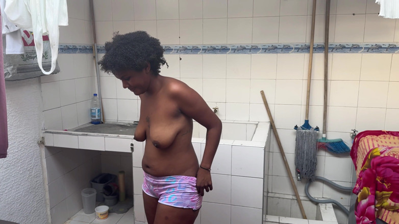 katyJay: Ma belle-mère à gros cul m’aide à prendre mon bain et nous...
