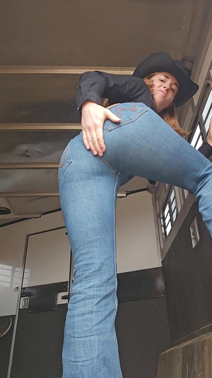 NaughtyRedFarmgirl: La rossa bagna Heand li squirta prima di stuzzicarli e...
