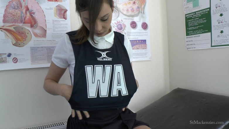 St Mackenzie's Archive: Jo se quita el kit de netball y juega con...