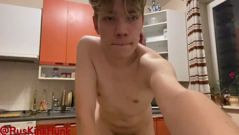 Baltic Hunk: En arg rysk björn knullar en 19-årig Twink i köket