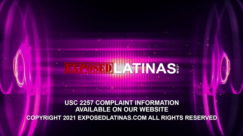 Exposed Latinas: Une latina mature prend un poing dans la chatte